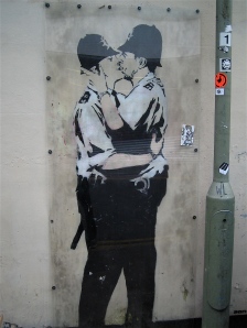 banksy-kissing-coppers